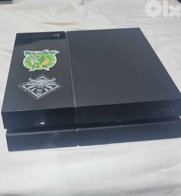 PS4 + 2 controllers + games 1