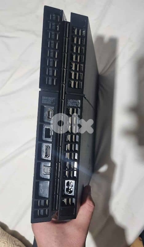 PS4 + 2 controllers + games 2