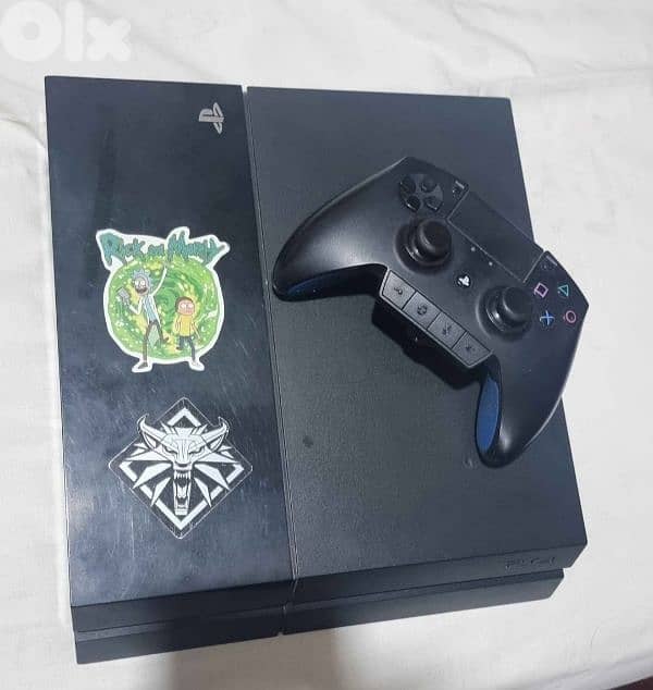 PS4 + 2 controllers + games 3