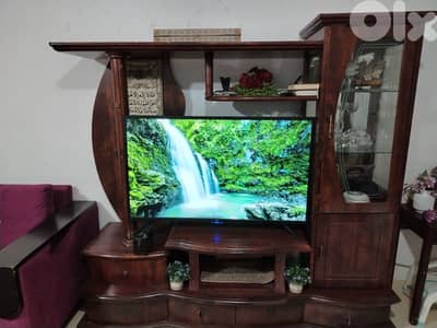 مكتبة كبيرة مع ازاز و اضاءة و تلفزيون ٤٣ انش ال جي