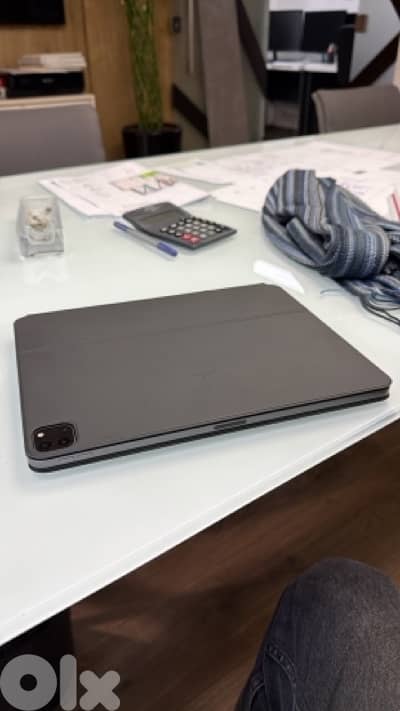 ipad pro 12.9 gen5 magic keyboard and pencil 2 full box like new case