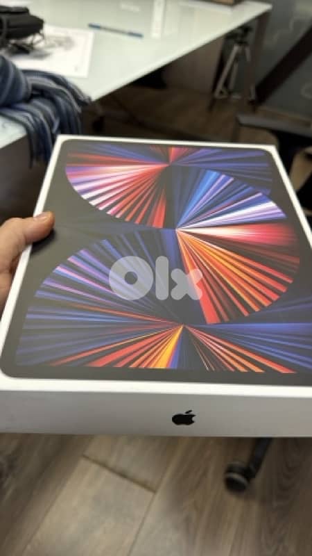 ipad pro 12.9 gen5 magic keyboard and pencil 2 full box like new case 3