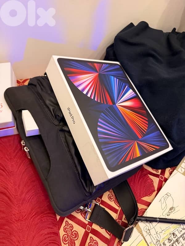 ipad pro 12.9 gen5 magic keyboard and pencil 2 full box like new case 2