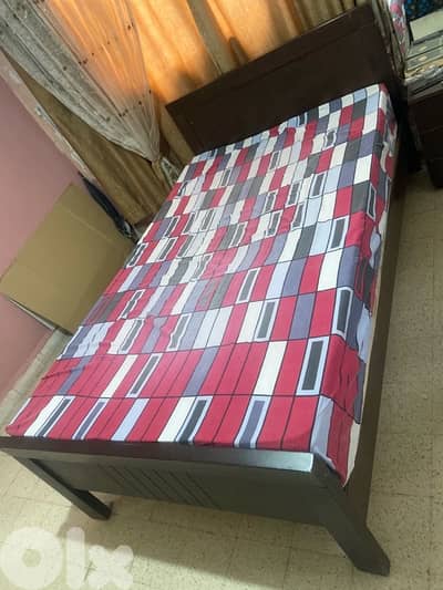 تخت مفرد ونص مع فرشه ضغط وكومود وشوفنير