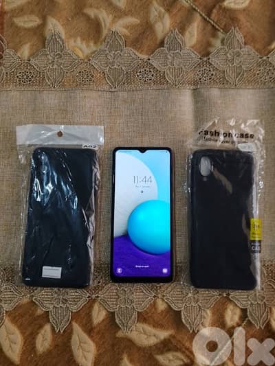 تلفون ماركة Samsung A02 معو 2 كفرات مستعمل نضيف السعر 80$