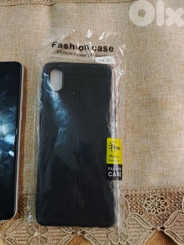 تلفون ماركة Samsung A02 معو 2 كفرات مستعمل نضيف السعر 80$ 1