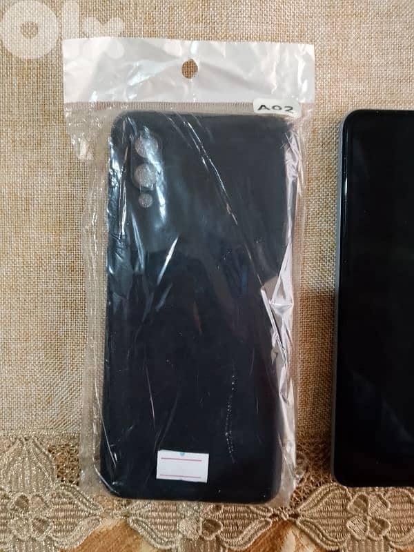 تلفون ماركة Samsung A02 معو 2 كفرات مستعمل نضيف السعر 80$ 2