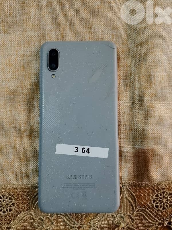 تلفون ماركة Samsung A02 معو 2 كفرات مستعمل نضيف السعر 80$ 10
