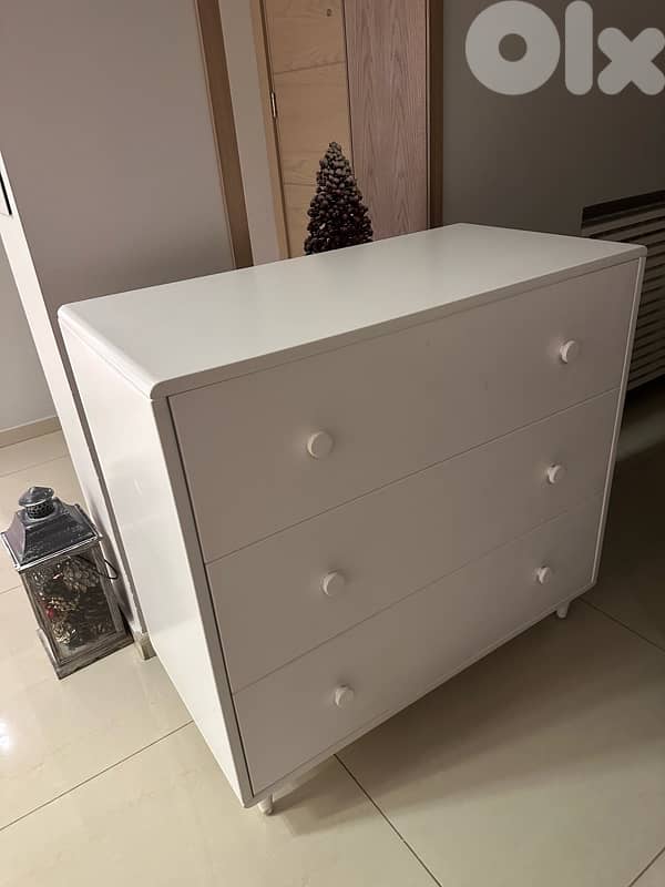 kids Bed + dresser + shelves + rug 1