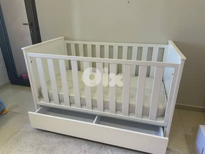 kids Bed + dresser + shelves + rug