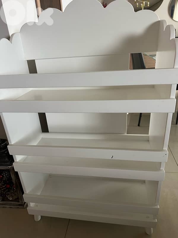 kids Bed + dresser + shelves + rug 3