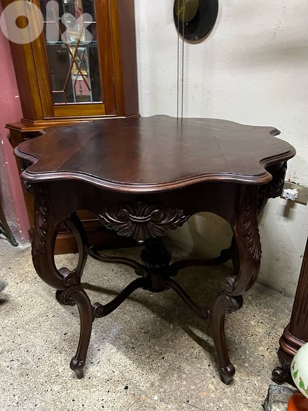 frensh table طاولة وسط فرنسية خشب جوز شغل مميز ولا اروع خارقة النضافة 1