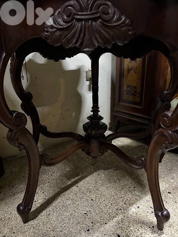 frensh table طاولة وسط فرنسية خشب جوز شغل مميز ولا اروع خارقة النضافة 2