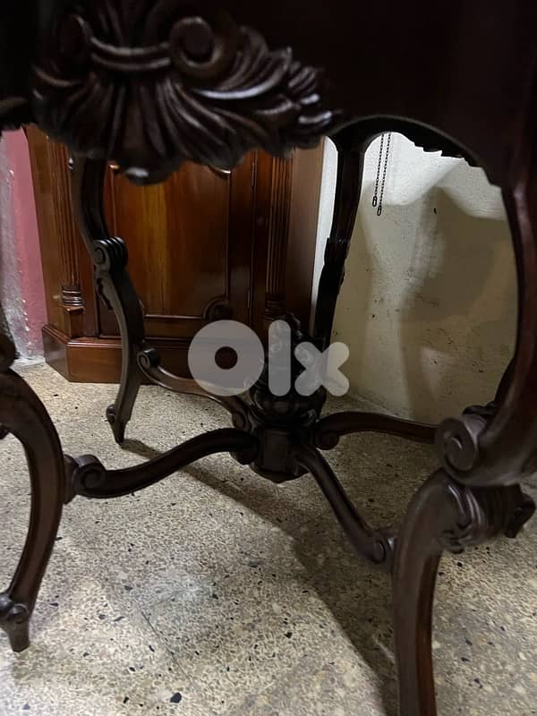 frensh table طاولة وسط فرنسية خشب جوز شغل مميز ولا اروع خارقة النضافة 3