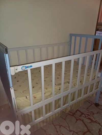 تخت ولادي صبياني مع فرشة ٤٠$