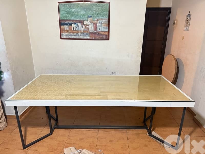 modern dining table with 6 matching chairs, in excellent condition. 1