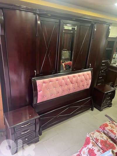 غرفة نوم خشب زان ولاتي ملكية مستعملة شبه جديدة