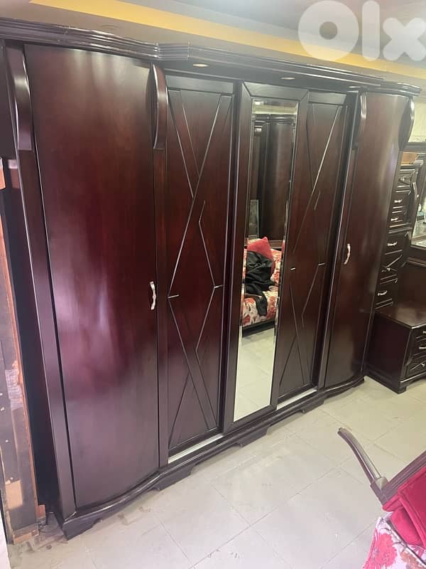 غرفة نوم خشب زان ولاتي ملكية مستعملة شبه جديدة 1