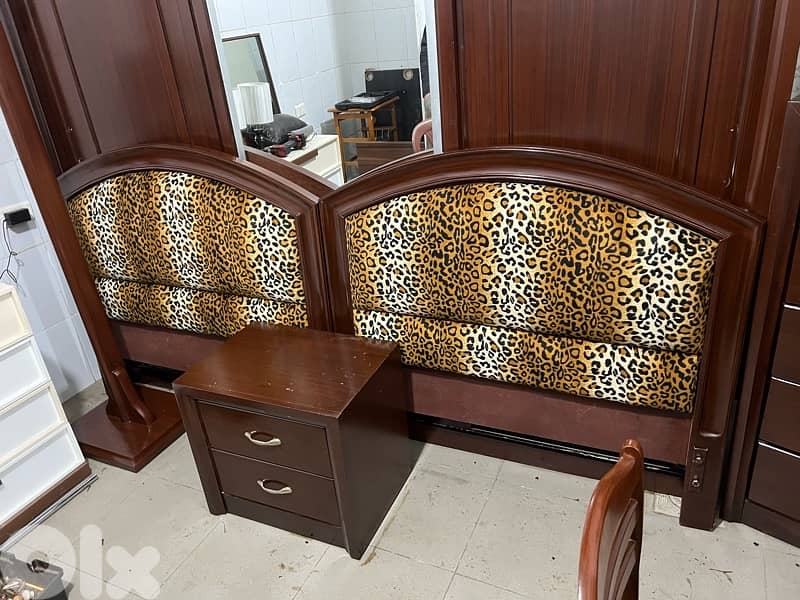 غرفة نوم تختين خشب زان ولاتي مستعملة شبه جديدة 9