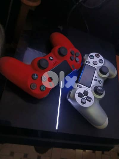 Ps4 Super Clean Used Like New 2 controllers with a charger with 2 slot