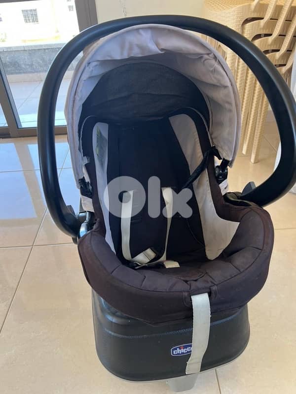Chicco carseat with base 2
