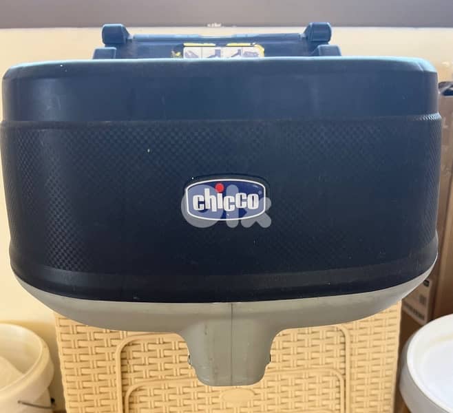 Chicco carseat with base 4