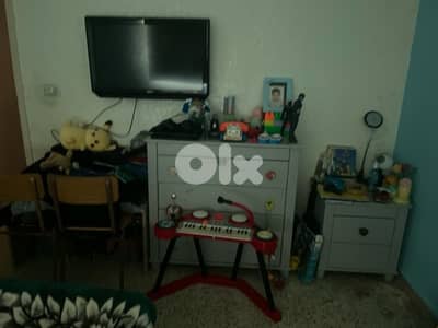 تخت و كومندينتين ومقعد مع كرستين