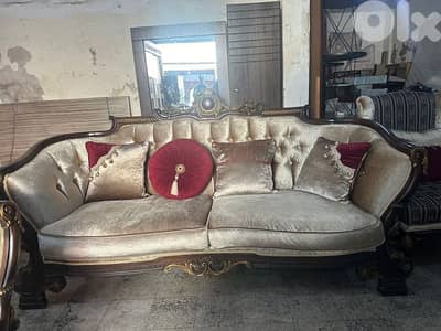 طقم كنبايات ملكي حفر خشب زان اربع قطع وطاولة شبه جديد