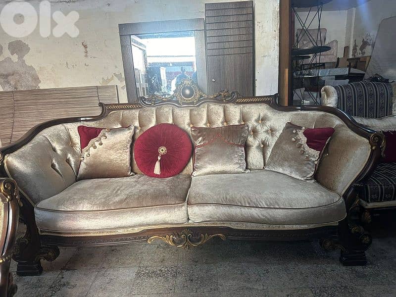 طقم كنبايات ملكي حفر خشب زان اربع قطع وطاولة شبه جديد 1