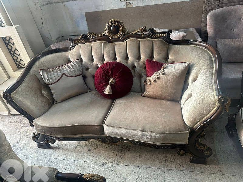 طقم كنبايات ملكي حفر خشب زان اربع قطع وطاولة شبه جديد 2