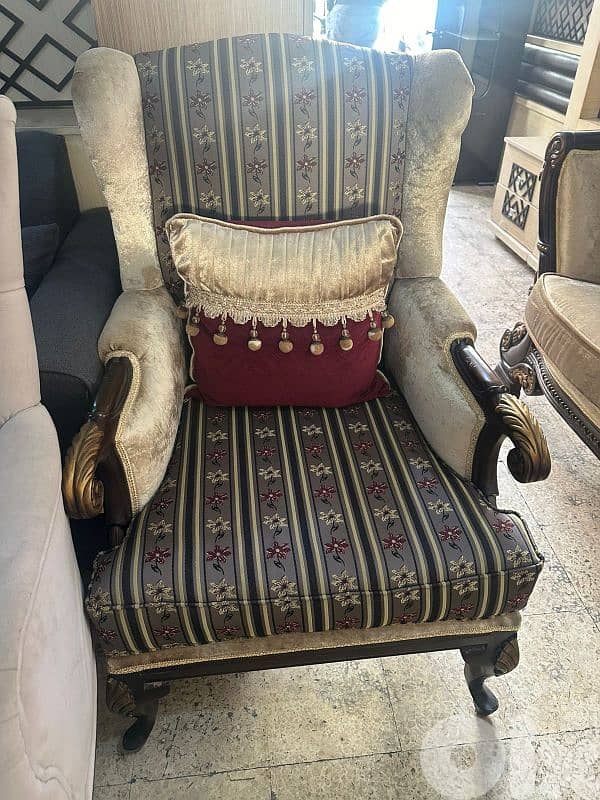 طقم كنبايات ملكي حفر خشب زان اربع قطع وطاولة شبه جديد 4