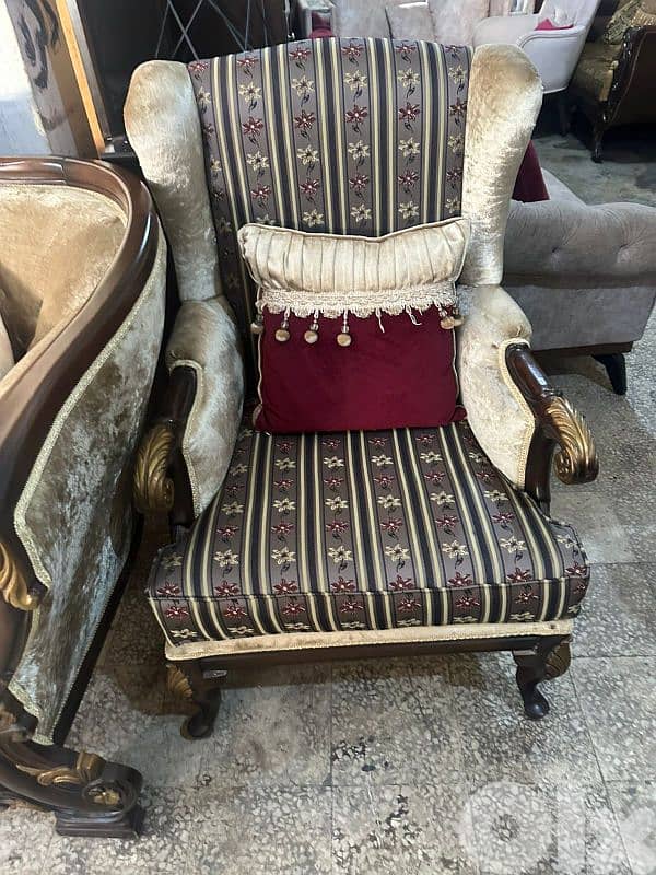 طقم كنبايات ملكي حفر خشب زان اربع قطع وطاولة شبه جديد 5