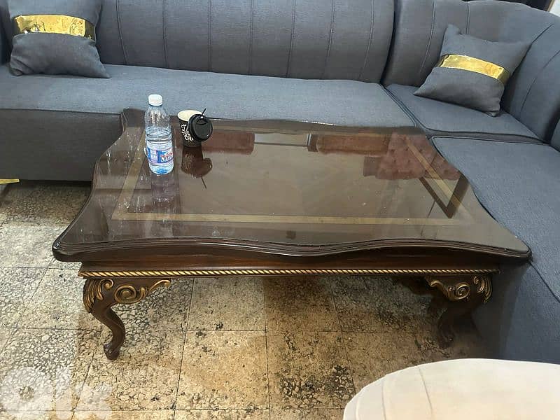 طقم كنبايات ملكي حفر خشب زان اربع قطع وطاولة شبه جديد 6