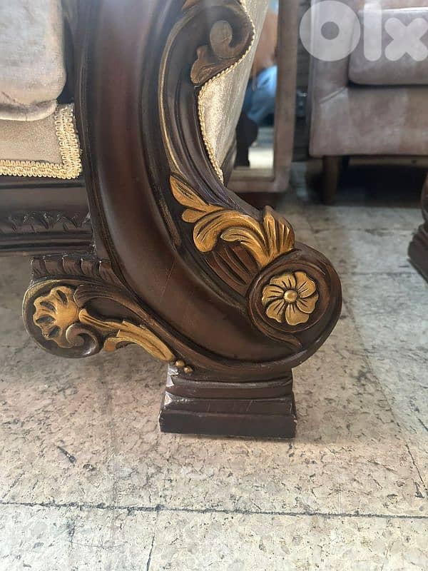 طقم كنبايات ملكي حفر خشب زان اربع قطع وطاولة شبه جديد 7