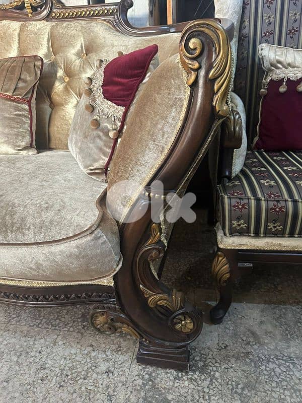 طقم كنبايات ملكي حفر خشب زان اربع قطع وطاولة شبه جديد 8