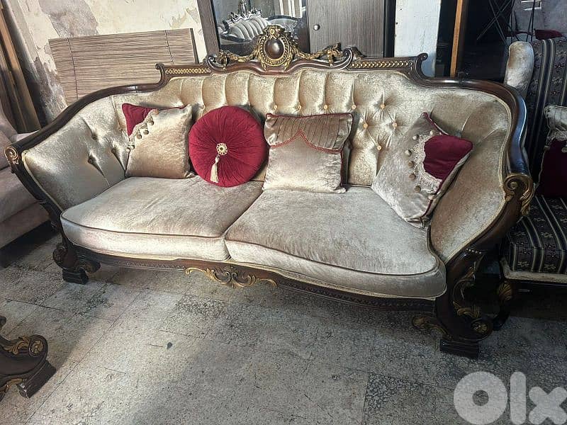 طقم كنبايات ملكي حفر خشب زان اربع قطع وطاولة شبه جديد 9