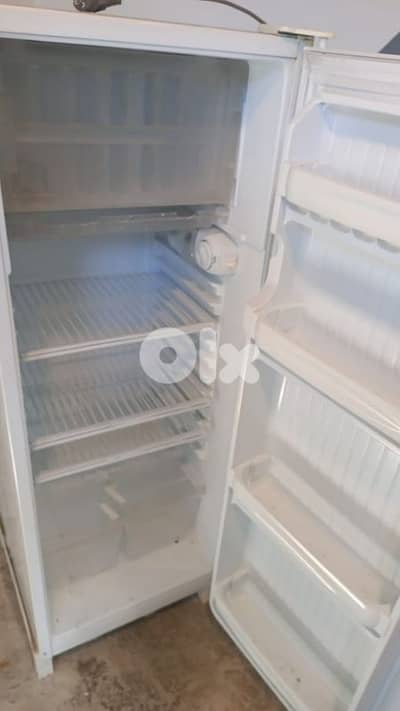 براد صغير مع تلاجة مش بخار