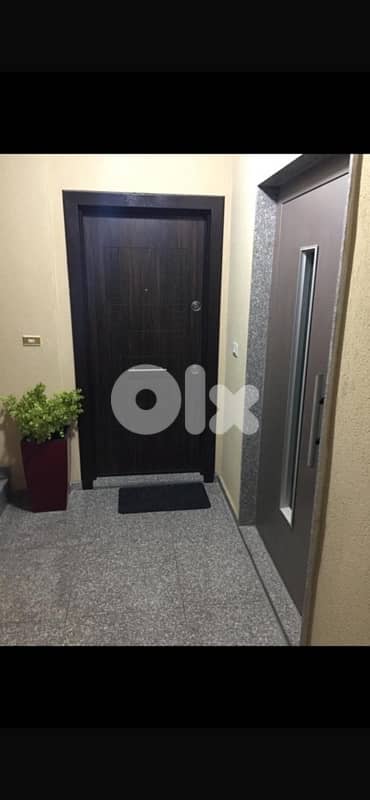 شقة للبيع بشامون مع تراس مطلة  على البحر طابق اول سفلي