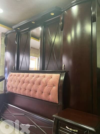 غرفة نوم خشب زان ولاتي ملكية شبه جديدة