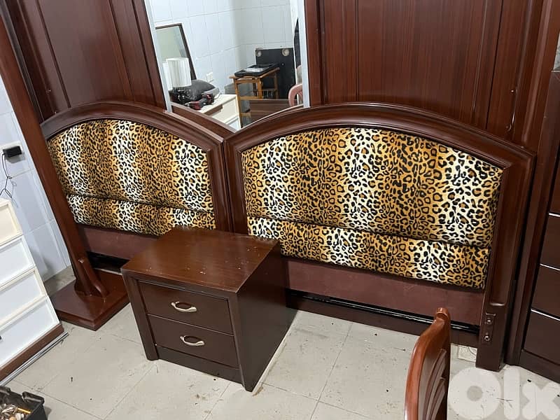 غرفة نوم تختين خشب زان ولاتي شبه جديدة 4