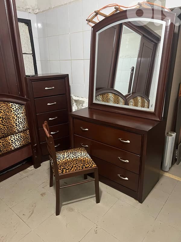 غرفة نوم تختين خشب زان ولاتي شبه جديدة 8