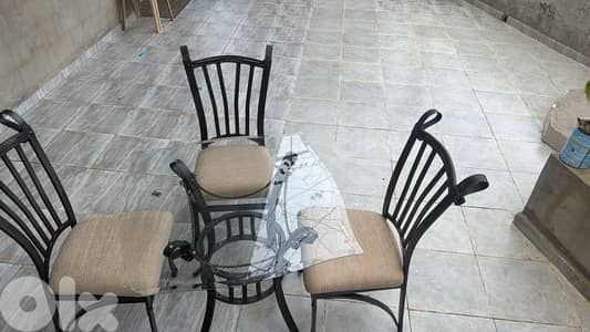 طاولة و ٤ كراسي فيرفورجه