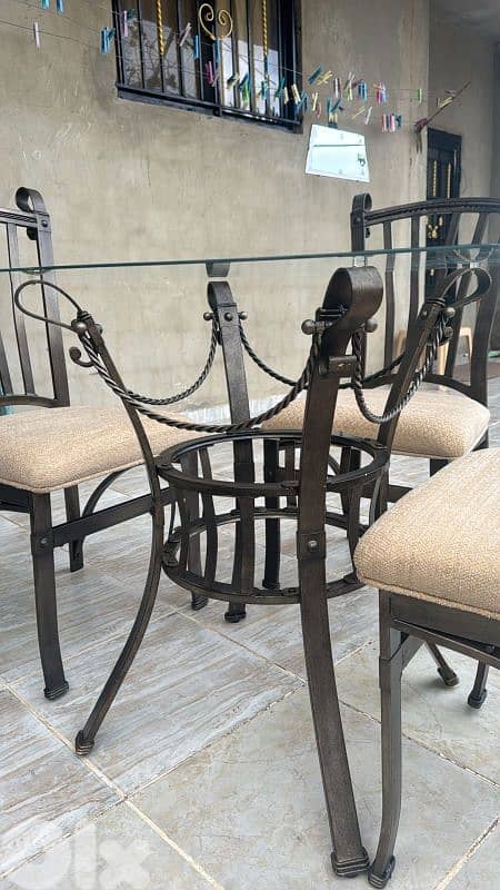 طاولة و ٤ كراسي فيرفورجه 1