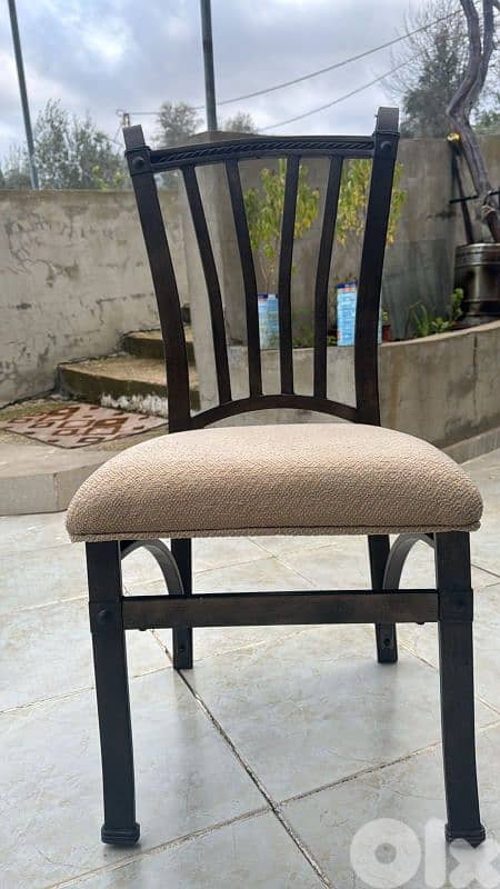 طاولة و ٤ كراسي فيرفورجه 2