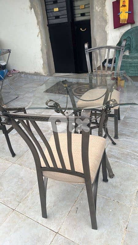 طاولة و ٤ كراسي فيرفورجه 5