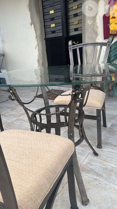 طاولة و ٤ كراسي فيرفورجه 6