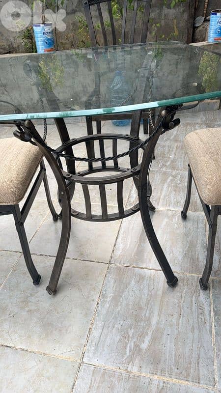 طاولة و ٤ كراسي فيرفورجه 7