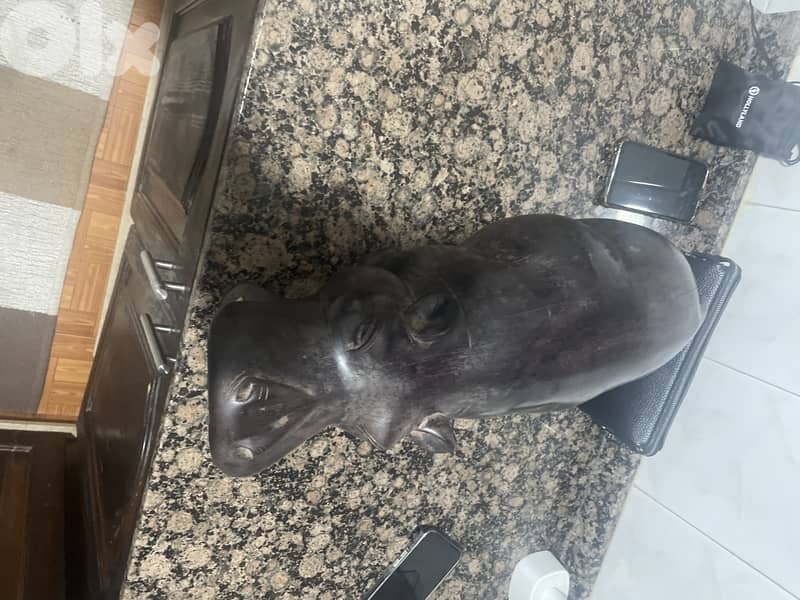 خشب منحوت يدويًا (غالبًا خشب إفريقي مثل الأبنوس أو الماهوغاني 1