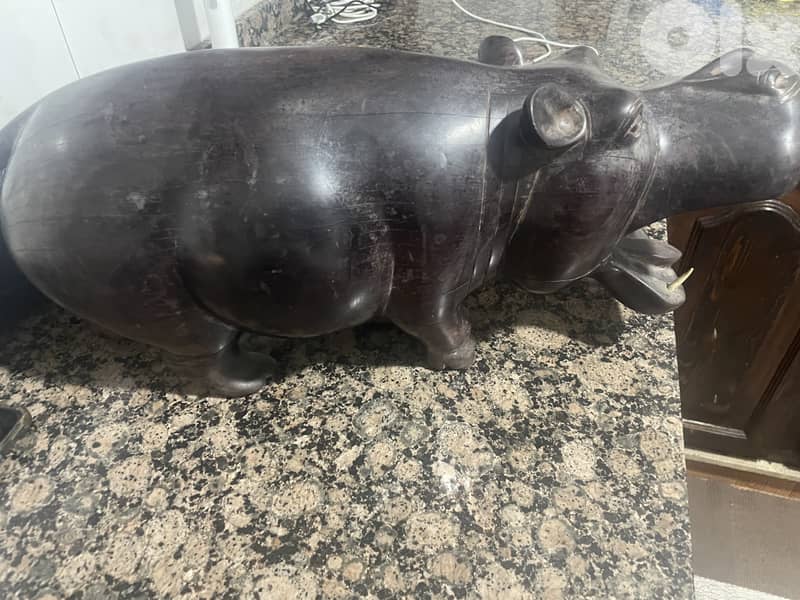 خشب منحوت يدويًا (غالبًا خشب إفريقي مثل الأبنوس أو الماهوغاني 2