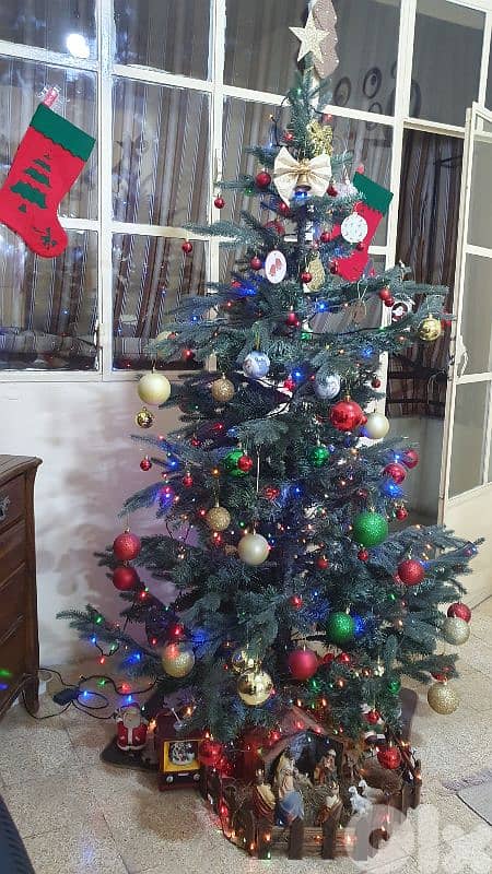 شجرة  الميلاد  مع  زينة  وأغراض ميلاد (بداعي السفر ) بيروت  ٠٣٧٢٣٨٩٥ 1